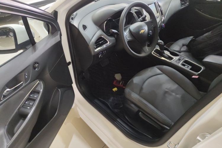 Used Chevrolet Cruze 2018 320 Automatic Pioneer Sunroof Edition Interior 4