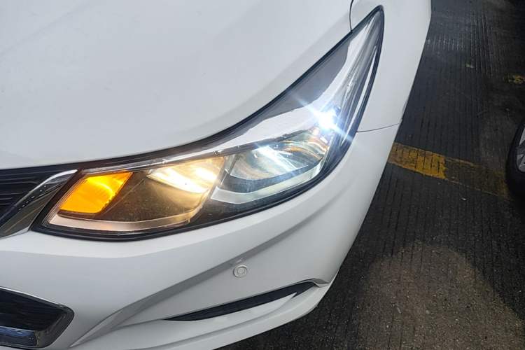 Used Chevrolet Cruze 2018 Hatchback 320 Automatic Pioneer Sunroof Edition Left Front Headlight