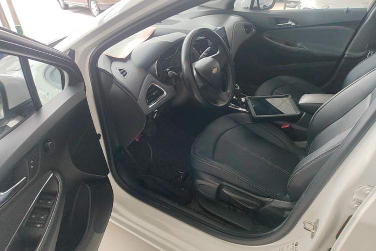 Used Chevrolet Cruze 2018 320 Automatic Pioneer Sunroof Edition Left Front Seat