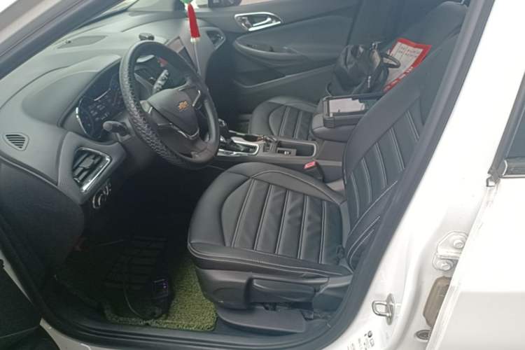 Used Chevrolet Cruze 2018 Hatchback 320 Automatic Pioneer Sunroof Edition Left Front Seat