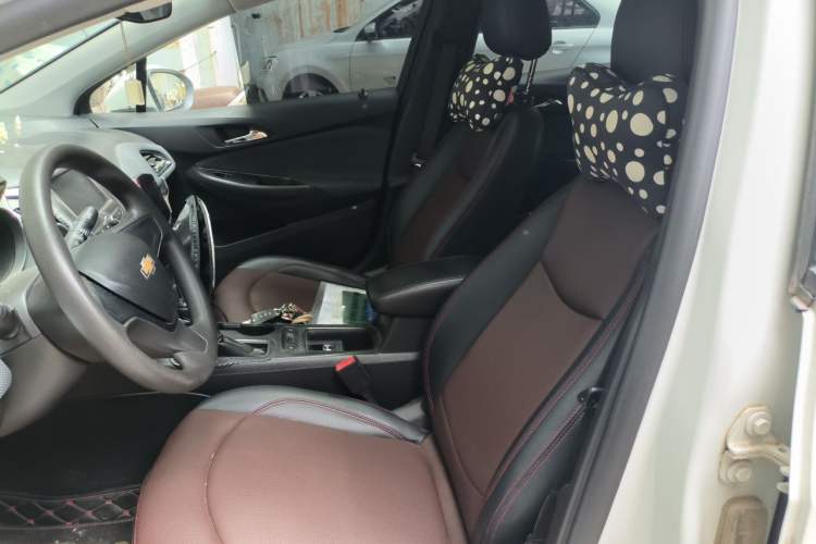 Used Chevrolet Cruze 2018 Hatchback 320 Automatic Pioneer Sunroof Edition Left Front Seat