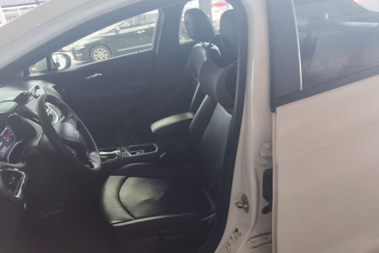 Used Chevrolet Cruze 2018 Hatchback 320 Automatic Pioneer Sunroof Edition Left Front Seat