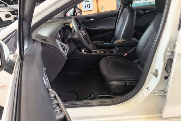 Used Chevrolet Cruze 2018 320 Automatic Pioneer Sunroof Edition Left Front Seat