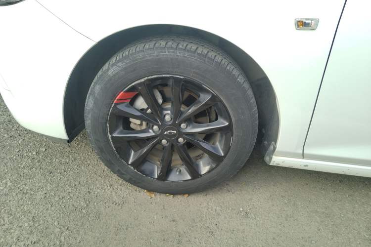Used Chevrolet Cruze 2018 Redline 320 Automatic Pioneer Edition Left Front Wheel Hub