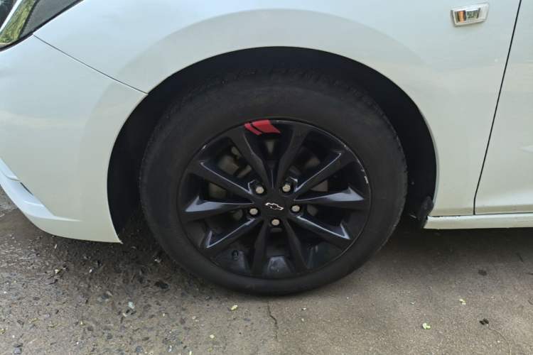 Used Chevrolet Cruze 2018 Redline 320 Automatic Pioneer Edition Left Front Wheel Hub