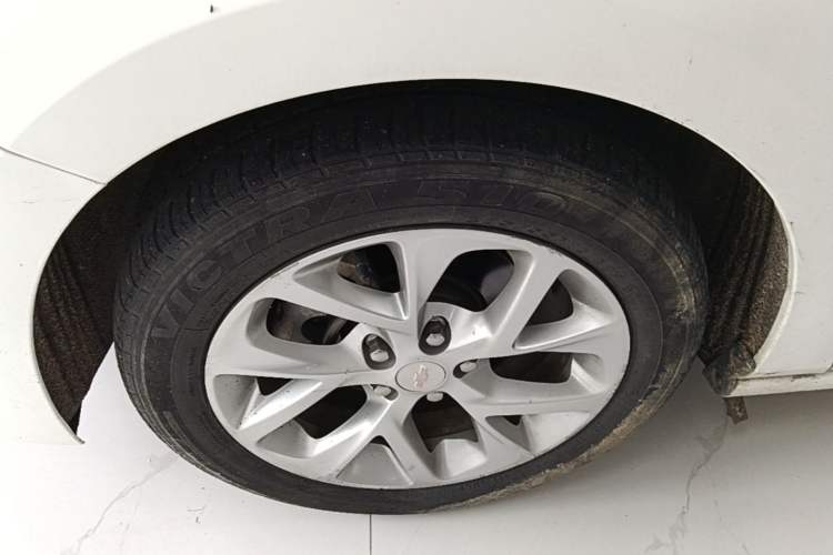 Used Chevrolet Cruze 2018 Hatchback 320 Automatic Pioneer Sunroof Edition Left Front Wheel Hub