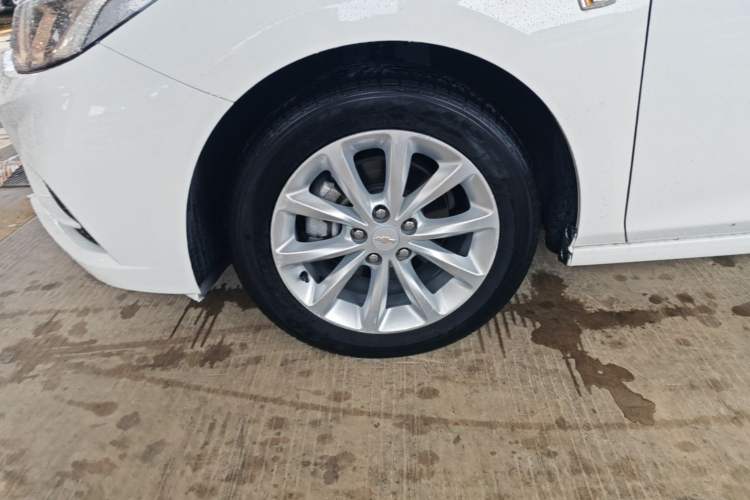 Used Chevrolet Cruze 2018 320 Automatic Pioneer Sunroof Edition Left Front Wheel Hub