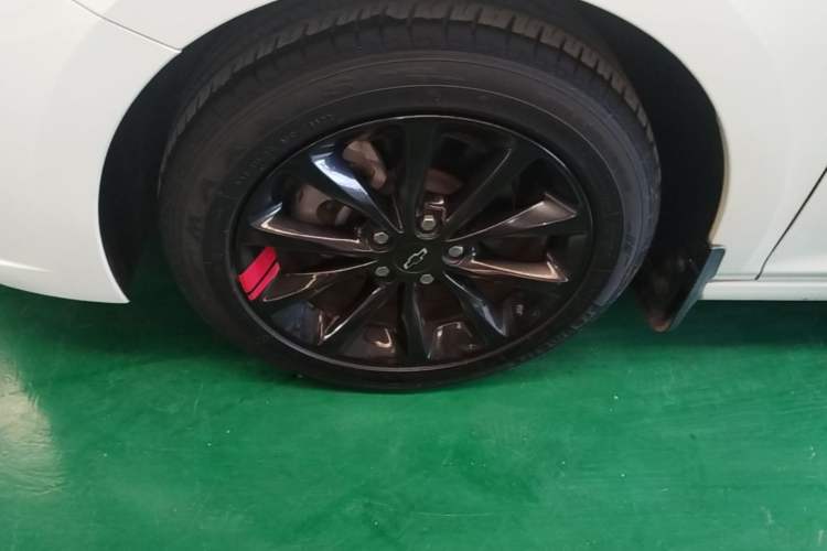 Used Chevrolet Cruze 2018 Redline 320 Automatic Pioneer Edition Left Front Wheel Hub