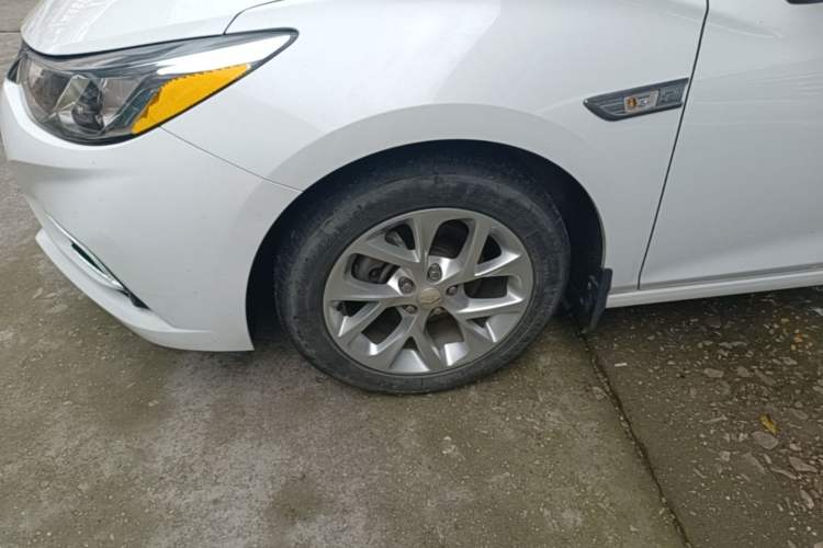 Used Chevrolet Cruze 2018 Hatchback 320 Automatic Pioneer Sunroof Edition Left Front Wheel Hub
