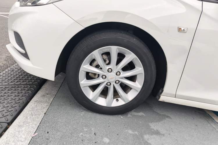 Used Chevrolet Cruze 2018 320 Automatic Pioneer Sunroof Edition Left Front Wheel Hub