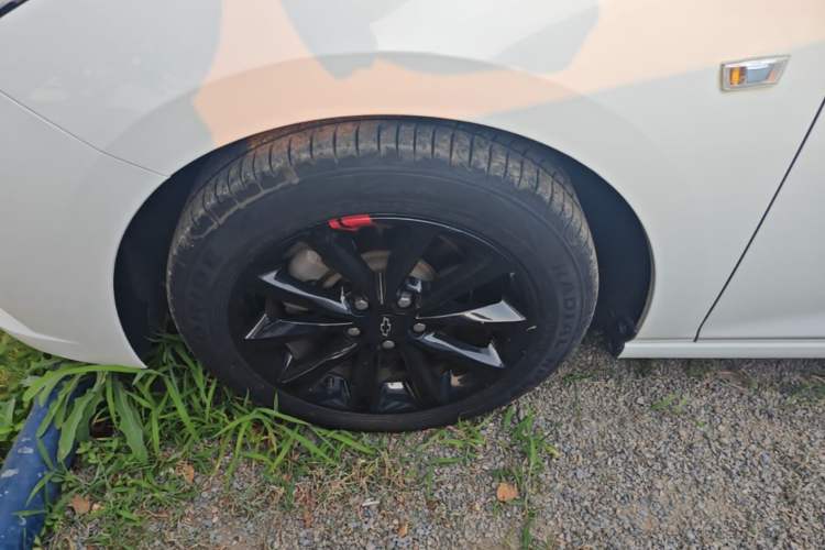 Used Chevrolet Cruze 2018 Redline 320 Automatic Pioneer Edition Left Front Wheel Hub