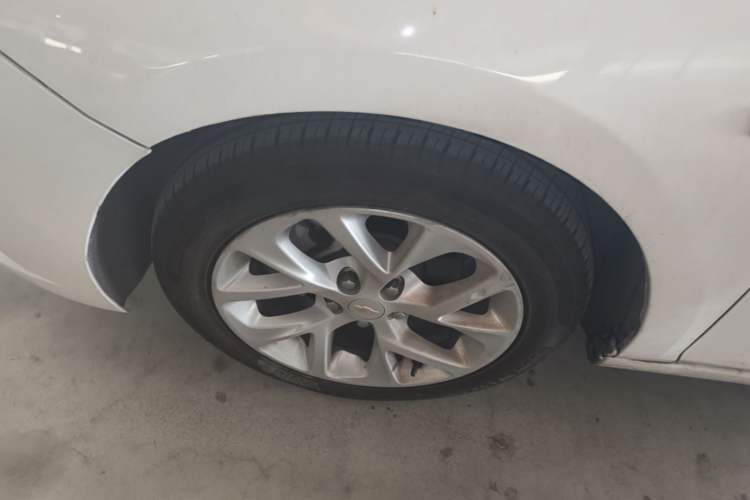 Used Chevrolet Cruze 2018 Hatchback 320 Automatic Pioneer Sunroof Edition Left Front Wheel Hub