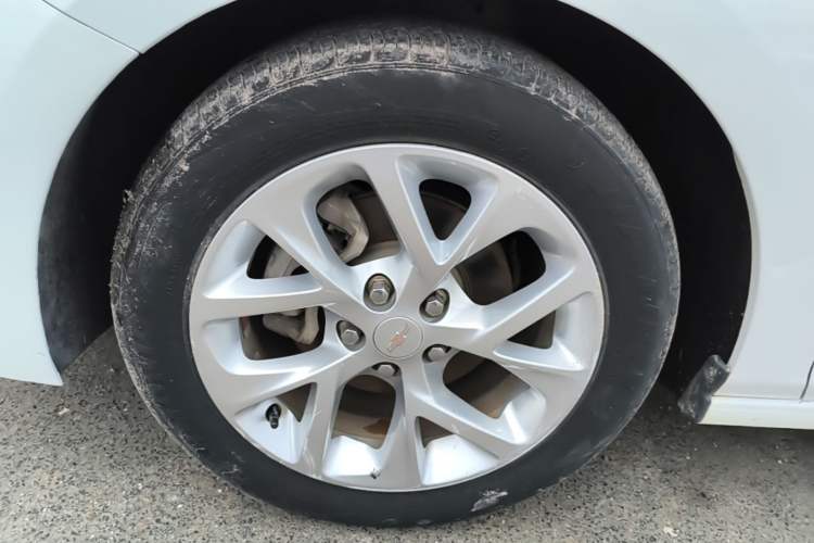 Used Chevrolet Cruze 2018 Hatchback 320 Automatic Pioneer Sunroof Edition Left Front Wheel Hub