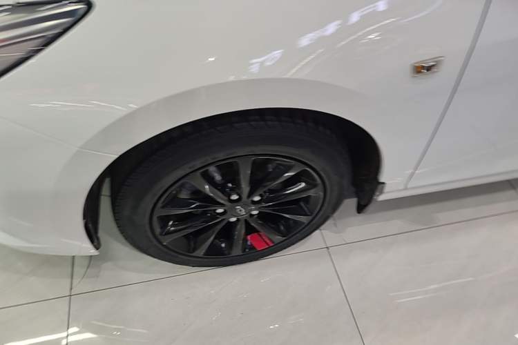 Used Chevrolet Cruze 2018 Redline 320 Automatic Pioneer Edition Left Front Wheel Hub
