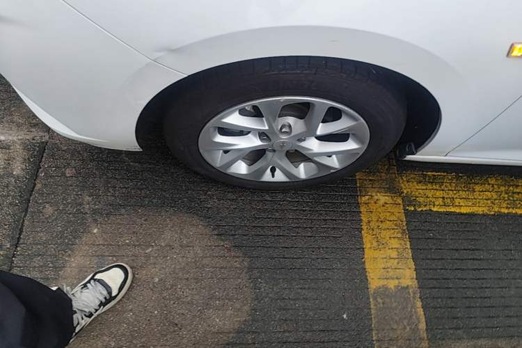 Used Chevrolet Cruze 2018 Hatchback 320 Automatic Pioneer Sunroof Edition Left Front Wheel Hub