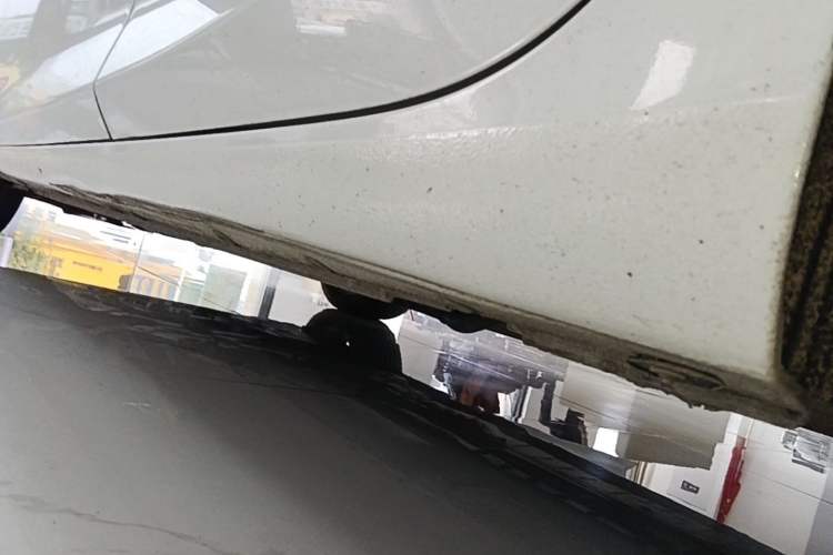 Used Chevrolet Cruze 2018 Hatchback 320 Automatic Pioneer Sunroof Edition Left Side Sill