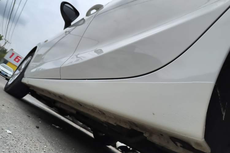 Used Chevrolet Cruze 2018 Hatchback 320 Automatic Pioneer Sunroof Edition Left Side Sill