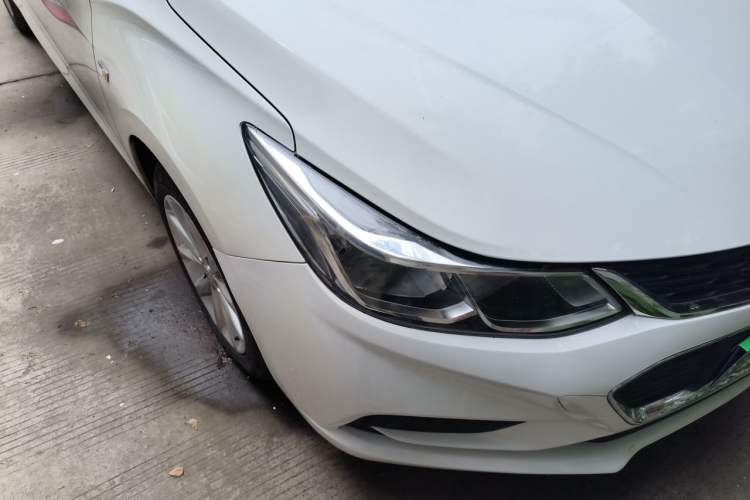 Used Chevrolet Cruze 2018 Hatchback 320 Automatic Pioneer Sunroof Edition Right Front Headlight