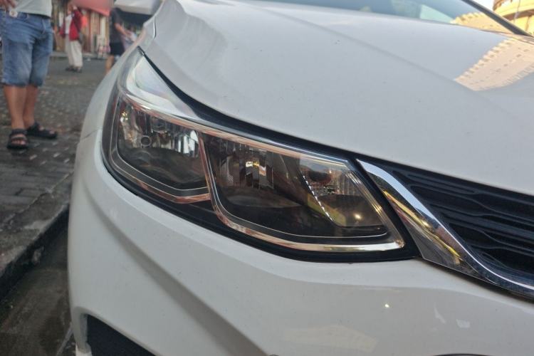 Used Chevrolet Cruze 2018 Hatchback 320 Automatic Pioneer Sunroof Edition Right Front Headlight