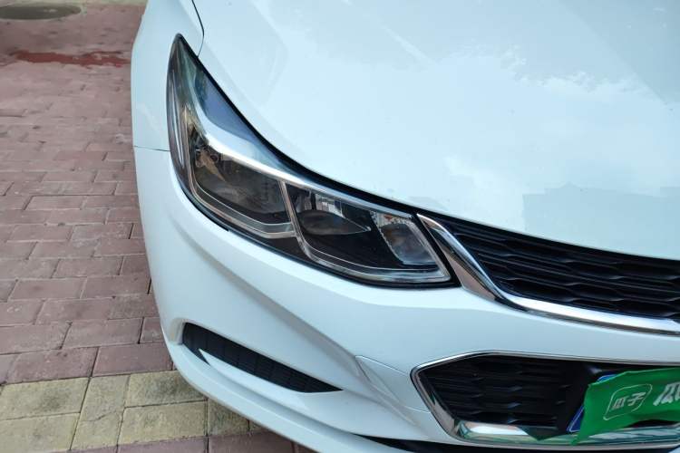 Used Chevrolet Cruze 2018 Hatchback 320 Automatic Pioneer Sunroof Edition Right Front Headlight