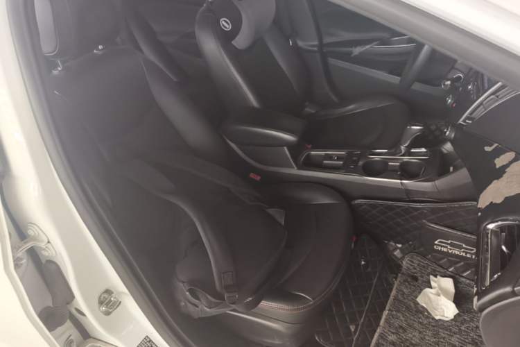 Used Chevrolet Cruze 2018 Hatchback 320 Automatic Pioneer Sunroof Edition Right Front Seat