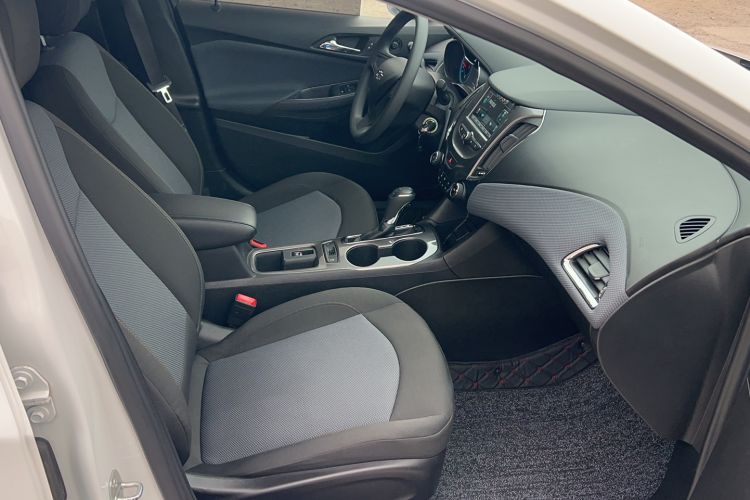 Used Chevrolet Cruze 2018 Redline 320 Automatic Pioneer Edition Right Front Seat