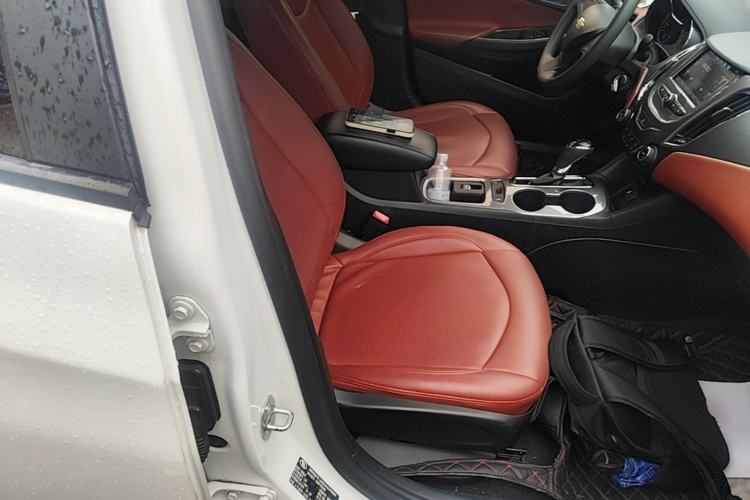 Used Chevrolet Cruze 2018 Hatchback 320 Automatic Pioneer Sunroof Edition Right Front Seat