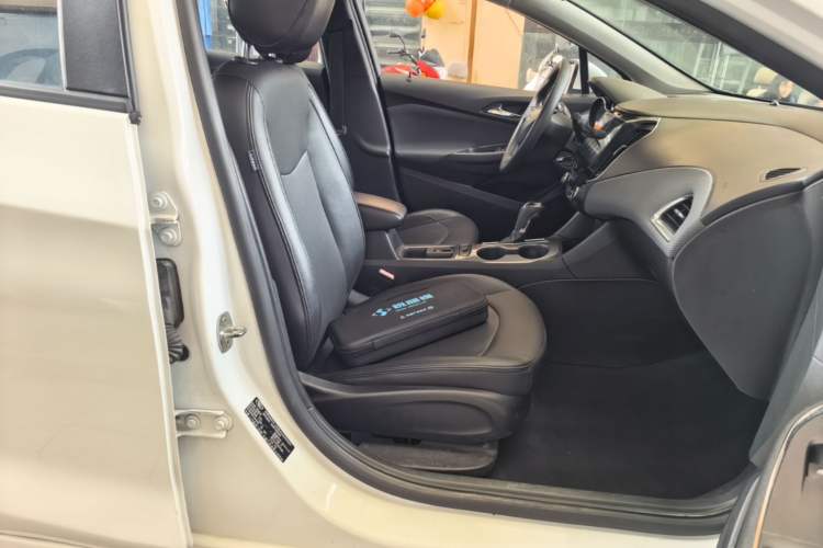 Used Chevrolet Cruze 2018 320 Automatic Pioneer Sunroof Edition Right Front Seat