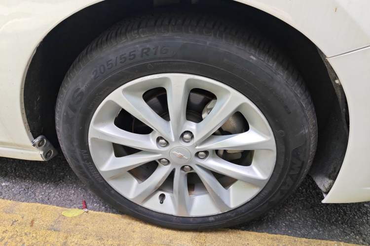 Used Chevrolet Cruze 2018 320 Automatic Pioneer Sunroof Edition Right Front Wheel Hub