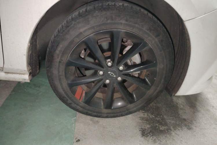 Used Chevrolet Cruze 2018 Redline 320 Automatic Pioneer Edition Right Front Wheel Hub