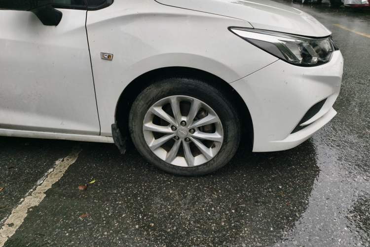 Used Chevrolet Cruze 2018 320 Automatic Pioneer Sunroof Edition Right Front Wheel Hub