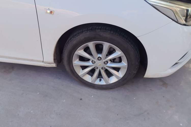 Used Chevrolet Cruze 2018 Redline 320 Automatic Pioneer Edition Right Front Wheel Hub