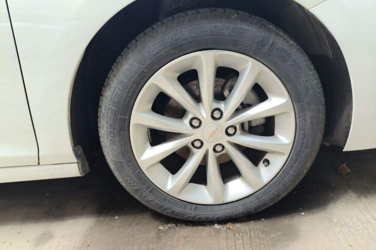 Used Chevrolet Cruze 2018 Hatchback 320 Automatic Pioneer Sunroof Edition Right Front Wheel Hub