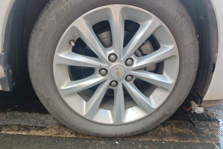 Used Chevrolet Cruze 2018 Hatchback 320 Automatic Pioneer Sunroof Edition Right Front Wheel Hub