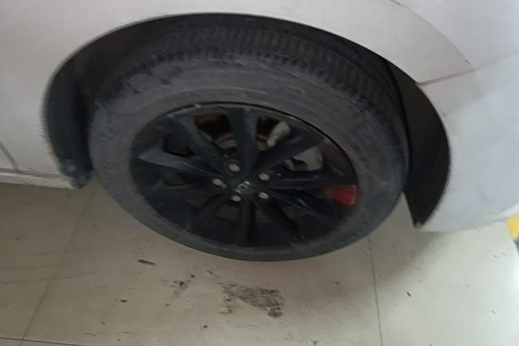 Used Chevrolet Cruze 2018 Redline 320 Automatic Pioneer Edition Right Front Wheel Hub