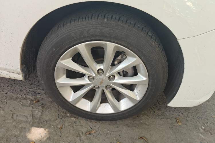 Used Chevrolet Cruze 2018 320 Automatic Pioneer Sunroof Edition Right Front Wheel Hub