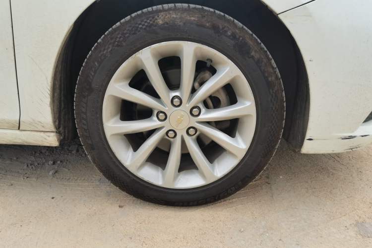 Used Chevrolet Cruze 2018 Hatchback 320 Automatic Pioneer Sunroof Edition Right Front Wheel Hub