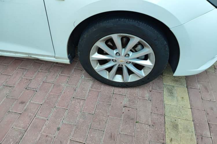 Used Chevrolet Cruze 2018 Hatchback 320 Automatic Pioneer Sunroof Edition Right Front Wheel Hub