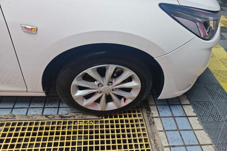 Used Chevrolet Cruze 2018 320 Automatic Pioneer Sunroof Edition Right Front Wheel Hub