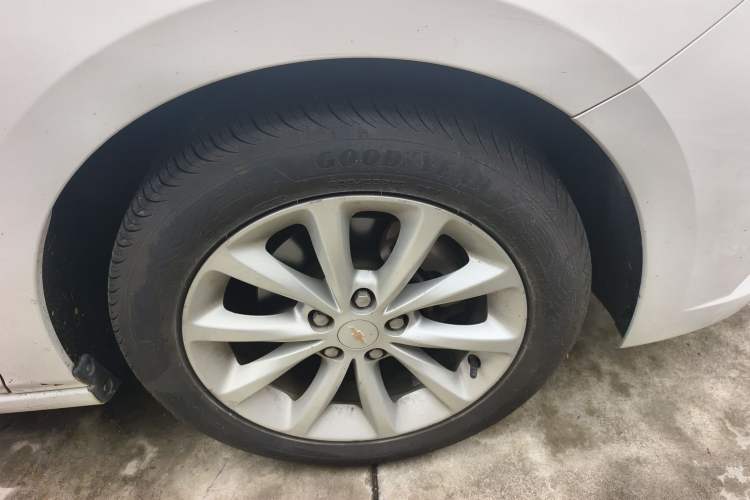 Used Chevrolet Cruze 2018 320 Automatic Pioneer Sunroof Edition Right Front Wheel Hub