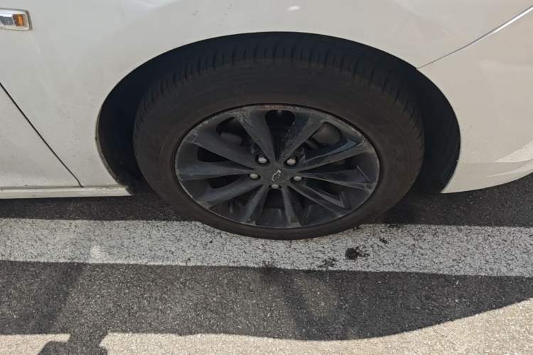 Used Chevrolet Cruze 2018 Redline 320 Automatic Pioneer Edition Right Front Wheel Hub