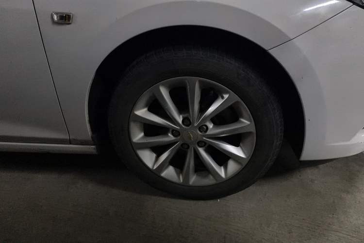 Used Chevrolet Cruze 2018 320 Automatic Pioneer Sunroof Edition Right Front Wheel Hub