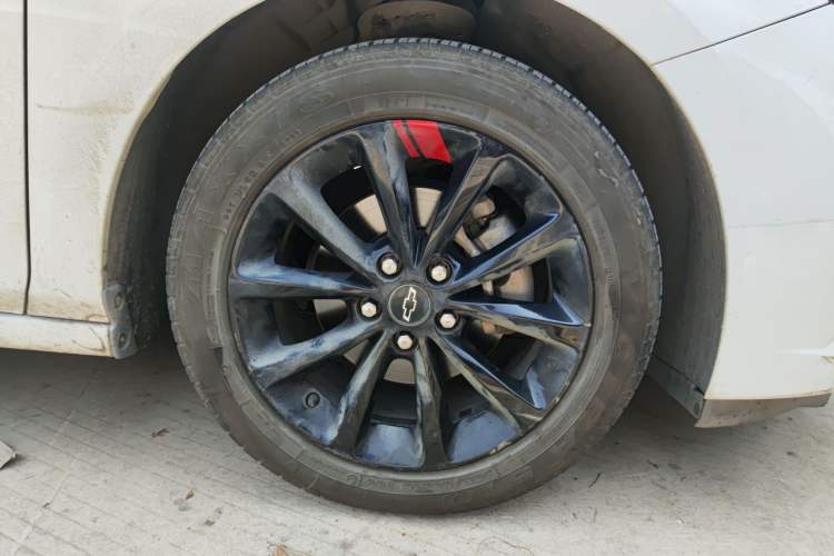 Used Chevrolet Cruze 2018 Redline 320 Automatic Pioneer Edition Right Front Wheel Hub