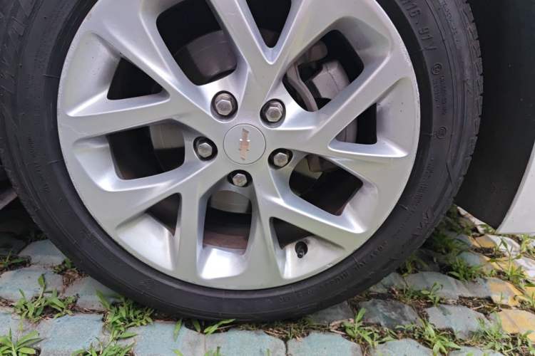 Used Chevrolet Cruze 2018 Hatchback 320 Automatic Pioneer Sunroof Edition Right Front Wheel Hub