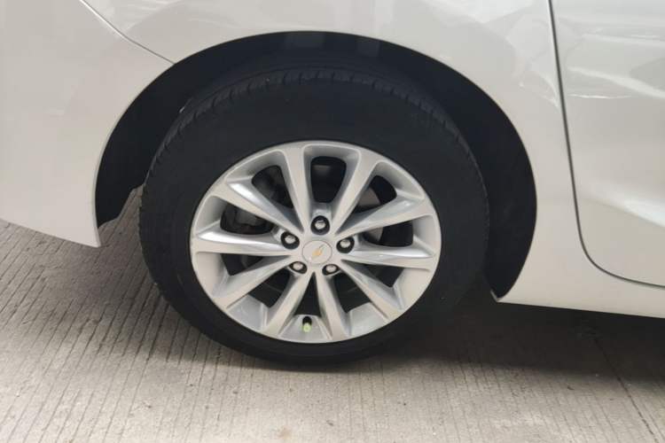 Used Chevrolet Cruze 2018 320 Automatic Pioneer Sunroof Edition Right Rear Wheel Hub