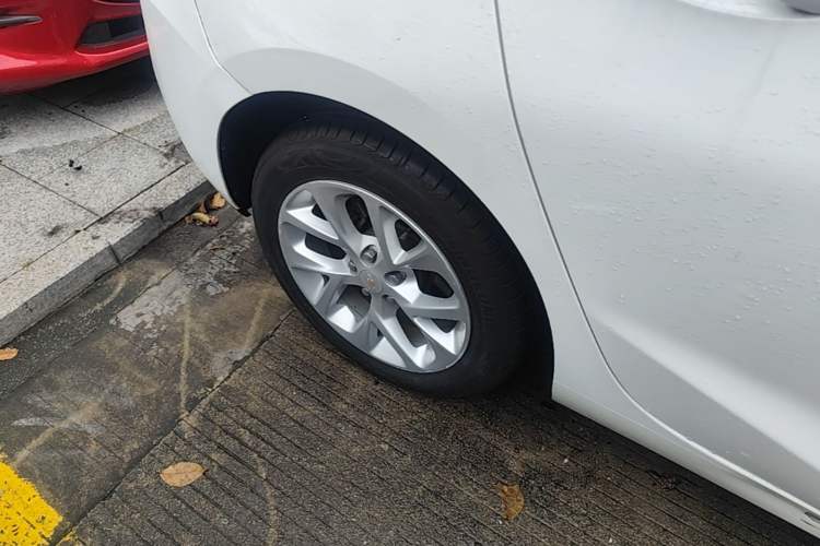 Used Chevrolet Cruze 2018 Hatchback 320 Automatic Pioneer Sunroof Edition Right Rear Wheel Hub