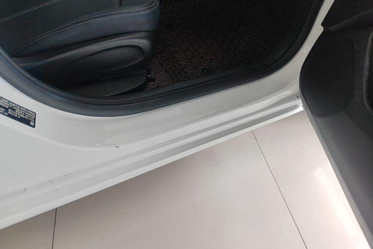 Used Chevrolet Cruze 2018 320 Automatic Pioneer Sunroof Edition Right Side Sill