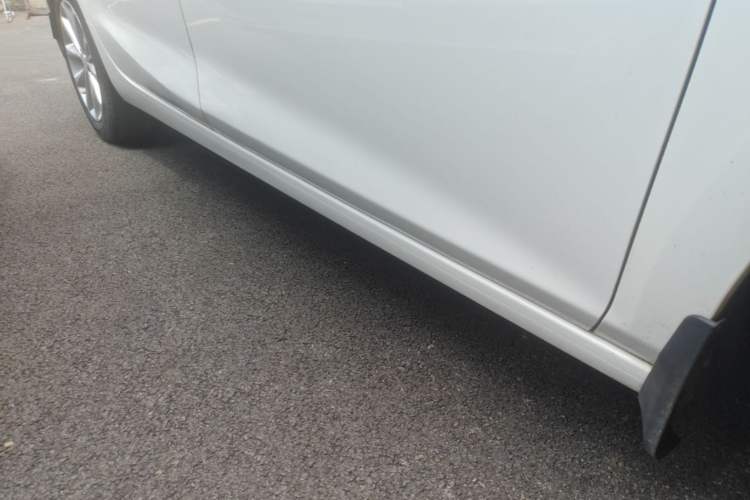 Used Chevrolet Cruze 2018 320 Automatic Pioneer Sunroof Edition Right Side Sill