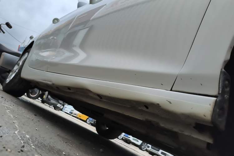 Used Chevrolet Cruze 2018 Hatchback 320 Automatic Pioneer Sunroof Edition Right Side Sill