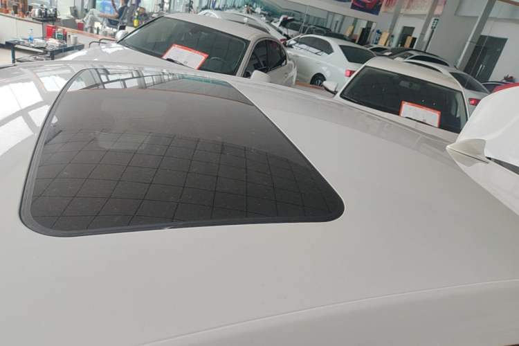 Used Chevrolet Cruze 2018 320 Automatic Pioneer Sunroof Edition Roof